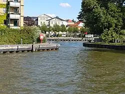 Hafeneinfahrt, im Hintergrund ehem. Carolinenstift