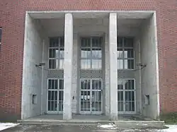 Neoklassizistisches Eingangsportal, erbaut zwischen 1936 und 1942