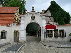 Eingangstor zum Friedensplatz mit Wächterhaus (heute Café)