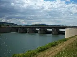 Wien: Fluttore des Einlaufbauwerkes Langenzersdorf, um die Donau zu regulieren