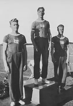 Das Podium im Speerwurf (v.&nbsp;l.&nbsp;n.&nbsp;r.): Eino&nbsp;Penttilä, Matti&nbsp;Järvinen, Matti&nbsp;Sippala