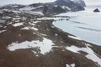 Tarn Flat (Vordergrund), Reeves-Gletscher und Olson-Nunatak (rechts) sowie Mount&nbsp;Janetschek (Hintergrund)