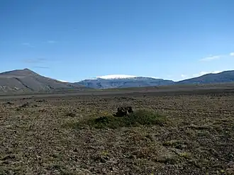 Eiríksjökull (Bildmitte), gesehen von Hvítársíða, südwestlich von Húsafell, Lavafeld Hallmundarhraun im Vordergrund, links Strútur