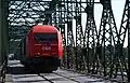 Eine Lokomotive der ÖBB-Reihe 2016 auf der Eisenbahnbrücke