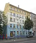 Wohnhaus an der Haltestelle Torgauer Straße (2020)