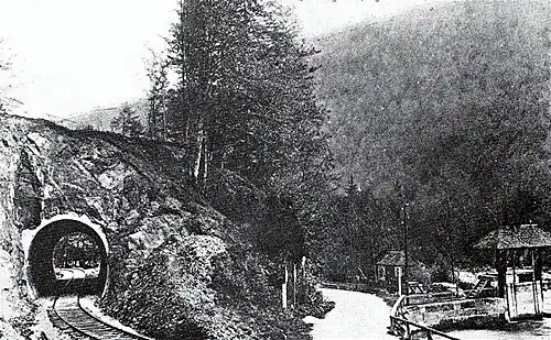 Eisenbahntunnel durch den Hangenden Stein Richtung Salzburg vor Elektrifizierung der Strecke (ca. 1907), re. davon ursprünglicher Straßenverlauf sowie ein Wehr des Almkanals
