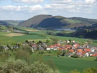 Blick vom Osthang des Koppen nordostwärts über Stormbruch hinweg zum Eisenberg; davor ein Teil des Diemelsees