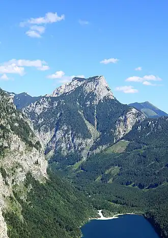 Nordwestansicht des Pfaffensteins mit dem Leopoldsteiner See im Vordergrund
