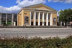 Frontalansicht des Theaters