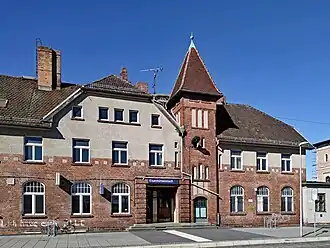 Straßenseite des Empfangsgebäudes