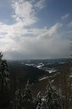 Blick von der Schönen Aussicht bei der Eisenstraße des Rothaargebirges nach Westen über die Siegerländer Rothaar-Vorhöhen