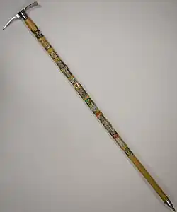 Spazierstock in Form eines Eispickels mit Stocknägeln