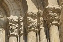 Kapitelle am Westportal rechts