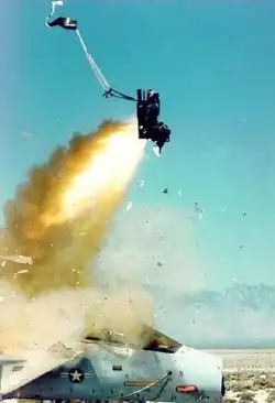 Die Raketenpackung hat gezündet, der „Feuerstuhl“ wird weiter hoch geschossen, während gleichzeitig der Hilfsfallschirm herausgeschossen wird.