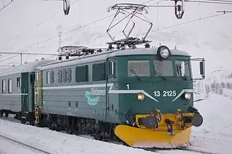 El 13 2125 der Ofotbanen AS im Bahnhof Vassijaure (März 2006)