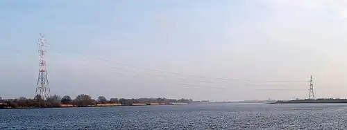 Ein seitlicher Blick auf den südlichen Teil der Elbekreuzung 2 zeigt, wie steil die Leitungen vom schon 76&nbsp;m hohen Abspannmast (rechts) zum südlichen Tragmast aufsteigen müssen