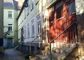 Sahlhäuser Nr. 15 a und b vor der Sanierung; sowie Blick auf den Eingangsbereich der ehemaligen Nr. 15 c