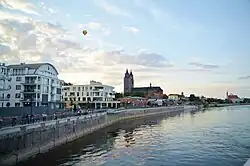 Der Elbbahnhof und die Elbuferpromenade