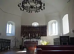 Altar, Taufstein und Silberleuchter