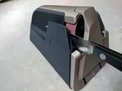 Elektrisches Schärf­gerät mit auto­mati­siertem Schleif­programm, mit Schleif­körpern aus Keramik