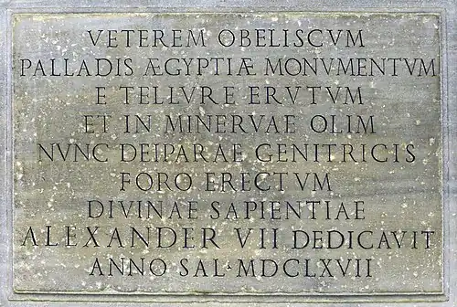 Inschrift A am Sockel