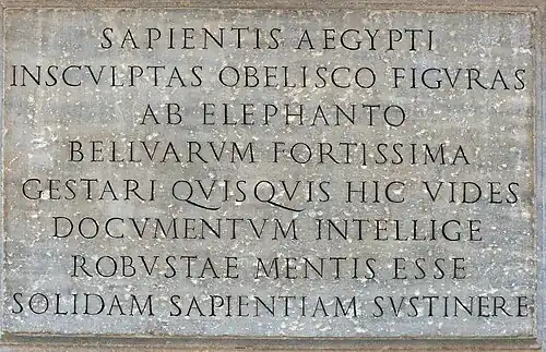 Inschrift B am Sockel