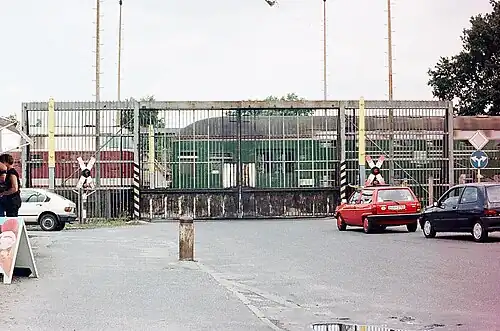 Vormals im Todesstreifen gelegener Bahnübergang „Elefantentor“ in Berlin-Staaken, 1991