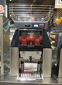 Orangensaftpresse zur Selbstbedienung in einem Düsseldorfer Supermarkt