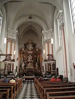 Kirchenschiff und Altäre