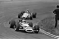 Vic Elford (No.18) und Silvio Moser im Brabham BT24 beim GP der Niederlande (1969)