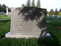 Rückseite des Grabsteins