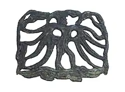 Hirsch-köpfiger Mann auf einer Eidechse.