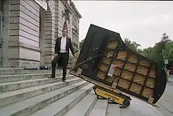 Ellenberger transportiert Flügel über Treppe