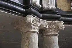 Säulen unter der Orgelempore