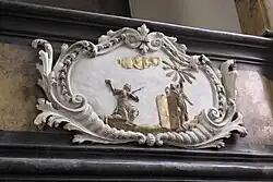 Relief an der Orgelempore