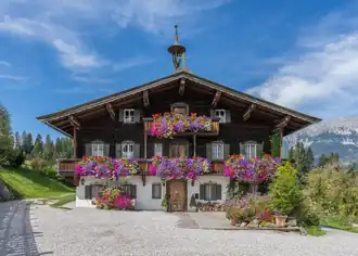 Bauernhof „Hinter­schnabel“ in Faisten­bichl, „Bergdoktorpraxis“ in der TV-Serie Der Bergdoktor