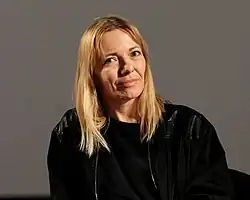 Elsa Kremser blickt während Filmgespräch in die Kamera