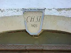 Schlussstein über der Haustür mit den Initialen von Carl Heinrich Stoltze.