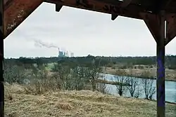 Mündung in die Saale, im Hintergrund das Braunkohlekraftwerk der E.ON AG in Schkopau