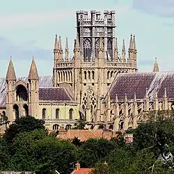 Hölzerner Laternenturm auf steinernem großen Oktogon