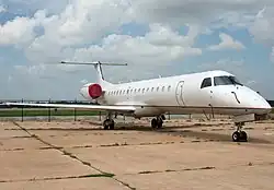 Der Embraer ERJ 145 (ZS-BBI) der Fly Blue Crane noch mit dem Kennzeichen N18982 der vormaligen Besitzer Expressjet und Continental Express