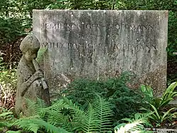 Grab auf dem Waldfriedhof Rheinfelden, Emil Roniger-Hoffmann (1883– 1958) Schriftsteller, Gründer des Rotapfel-Verlag, Mäzen, Kunst- und Autografen Sammler und Milly Roniger-Hoffmann (1889–1969)