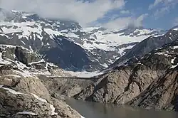 Alte Gewichtsstau­mauer im Lac d’Emosson