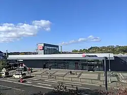 Bahnhofsvorplatz und Empfangsgebäude