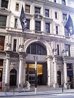 Der Haupteingang am Broadway 2012