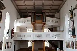 Empore mit Orgel in der Kirche