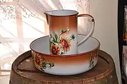 emaillierte Waschschüssel und Wasserkrug