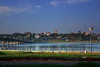 Blick über den Rio Paraná auf Encarnación