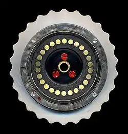 Linke Seite einer Walze. Links am Rand ist die Übertragskerbe zu erkennen.