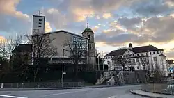 Ensemble Pfarrkirche St. Erasmus mit Schloss Pfauhausen (2025)